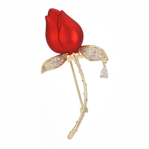 Élégante broche rose rouge dorée avec émail mat et feuilles serties de zircons brillants