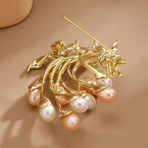 Broche élégante en feuille dorée avec perles d'eau douce pendantes et design tulipe chic