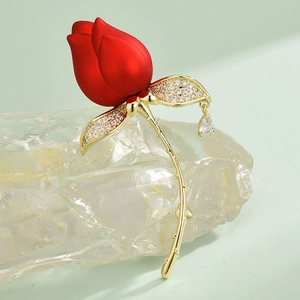 Élégante broche rose rouge avec feuilles dorées serties de zircons et pendentif goutte