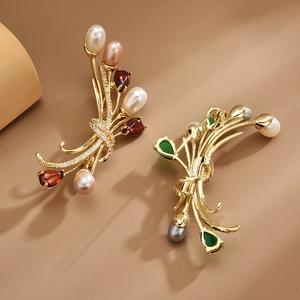 Broche bouquet dorée exquise avec perles d'eau douce colorées et pierres zircons