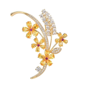 Broche florale élégante en placage or avec des pétales en zircon jaune raffinés