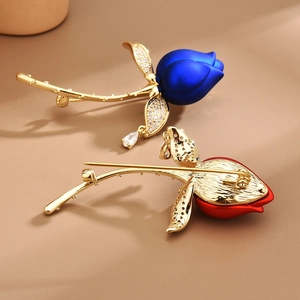 Broche tulipe élégante avec pétales mats, feuilles dorées et zircons cubiques brillants