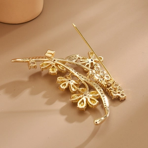 Vue arrière de l'élégante broche fleurie en or avec zircon jaune et épingle de sûreté