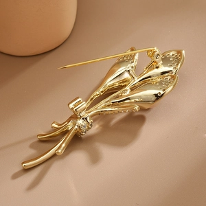 Elegant gold flower brooch with freshwater pearl and crystals for women accessories