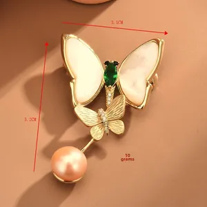 Vue détaillée de la broche papillon 3,1x5,2cm avec ailes en nacre et perle rose