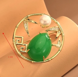 Dettaglio macro di spilla in bambù stile cinese con pietra verde e tocchi di perla