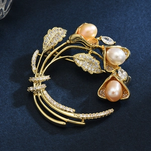 Eleganter Trichterwinde Brosche mit Goldmetall und Süßwasserperlen auf blauem Grund