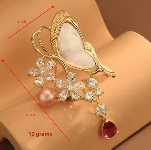 Detaillierte Ansicht der Schmetterling-Brosche mit Maßen 5,2cm x 4,2cm und 12g Gewicht