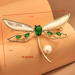 Vue détaillée de la broche libellule avec perle et nacre, largeur 5,8 cm et hauteur 3,5 cm