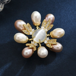 Exquisite flower brooch with cat-eye stone, freshwater pearls and zircon in gold plating