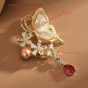 Detail einer Schmetterlingsbrosche mit Muschelblättern, Perle und Zirkonia-Anhänger