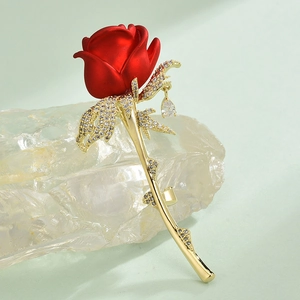 Élégante broche rose en émail rouge avec tige dorée et cristaux pour la Saint-Valentin