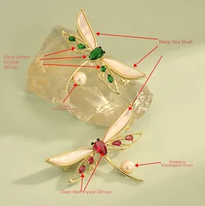 Détail de la broche libellule avec ailes en nacre, zircons et perle d'eau douce