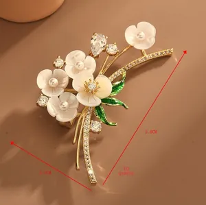 Vue détaillée des dimensions de la broche fleur 5,8cm sur 3,5cm avec perles et zircons