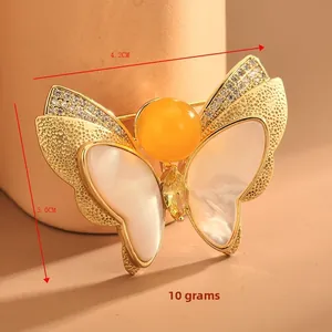 Détails macro d'une broche papillon avec ailes en nacre et incrustation de zircons