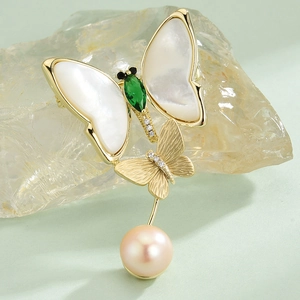 Broche Papillon Élégante Avec Ailes en Nacre Zircone Cubique Verte et Perle d'Eau Douce Broche en Cuivre Plaqué Or pour Femme