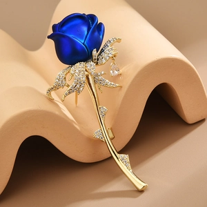 Élégante broche rose en émail bleu avec tige dorée et accents en cristal brillant