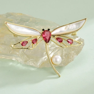Broche libellule élégante en or avec ailes en nacre et accents en zircone rouge rubis