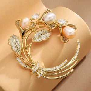 Eleganter Kupfer Prunkwinde Brosche Mit Süßwasserperle Zirkon Mikro Pave High End Mode Schmuck Für Damen Bankett Geschenk