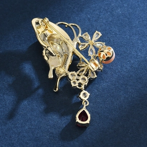 Eleganter Gold-Schmetterling-Blumen-Brosche mit Perlen und rotem Tropfen-Edelstein
