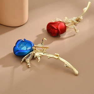 Élégantes broches roses en émail rouge et bleu avec finition dorée et petits zircons