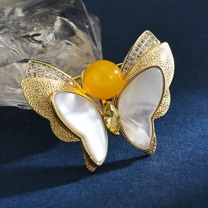 Broche papillon exquise en nacre blanche et zircon jaune avec une finition dorée