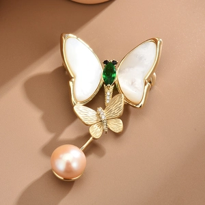 Élégante broche papillon en or avec ailes en nacre, gemme verte et perle rose