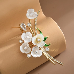 Broche Bouquet de Fleurs Élégante en Cuivre Poli Miroir Avec Pétales de Coquille Zircone Strass Künstliche Perle Feuilles d'Émail Bijoux de Mariage Fête pour Femmes