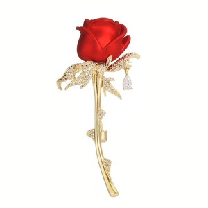 Broche rose en émail rouge élégante avec feuilles dorées et pendentif goutte de cristal