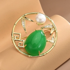 Spilla rotonda in bambù con goccia verde e perla naturale su finitura in oro fine