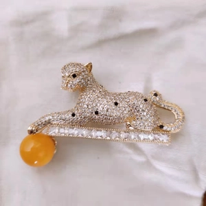 Broche léopard élégante dorée avec zircons brillants et perle ronde jaune