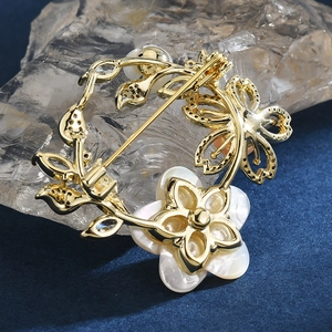 Broche couronne florale élégante avec vignes dorées, pétales en nacre et perles