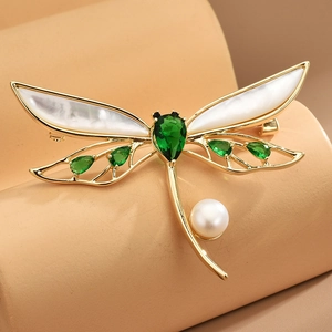 Broche libellule élégante avec pierres précieuses vertes, nacre blanche et une perle