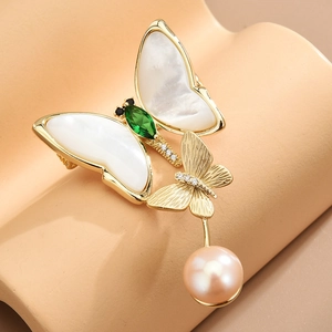 Broche papillon élégante avec ailes en nacre et pendentif en perle rose