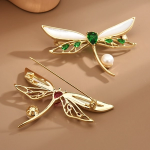 Élégantes broches libellule avec ailes en nacre et détails en zircone colorée en or