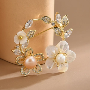 Luxueuse Broche Fleur en Cuivre Plaqué Or 18K Avec Coquille Blanche Perle d'Eau Douce Zircone Couronne Bijoux Femme Cadeau