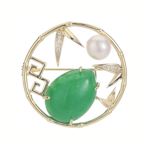 Spilla stile bambù con gemma verde e perla in una cornice circolare dorata elegante