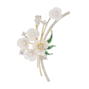 Broche fleur en nacre élégante avec zircons et perles sur monture en métal doré