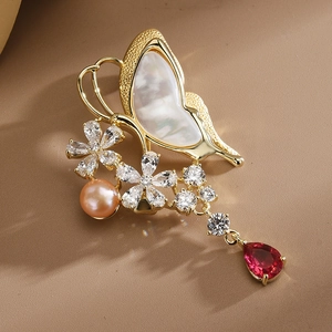 Exquisite Schmetterlingsbrosche mit Perlmutt und Süßwasserperle auf goldener Basis