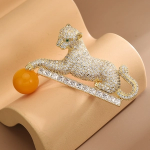 Élégante Broche Léopard en Cuivre Incrustée de Zircon pour Femmes Luxueuse Épingle Forme Animale avec Perle en Cire Synthétique