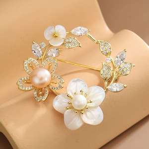 Broche couronne florale élégante avec pétales en nacre, perle rose et cristaux étincelants