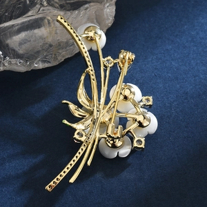Élégante broche bouquet de fleurs en nacre et zircons avec fermoir à épingle au dos doré