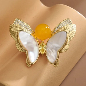 Broche papillon élégante avec zircon, nacre blanche et ambre sur monture dorée raffinée