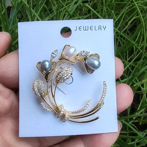 Eleganter goldener Blumenkranz-Brosche mit Süßwasserperlen und glitzernden Zirkonia