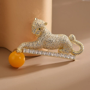 Broche léopard élégante sertie de zircons et perle jaune pour revers de costume