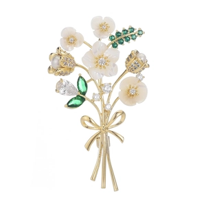 Broche bouquet floral en or avec pétales de nacre blanche et feuilles en zircon vert