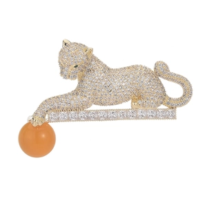 Élégante broche léopard dorée avec zircons sertis et une grande perle orange ronde