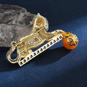 Broche léopard élégante en or avec zircons micro-pave et détail de perle orangee
