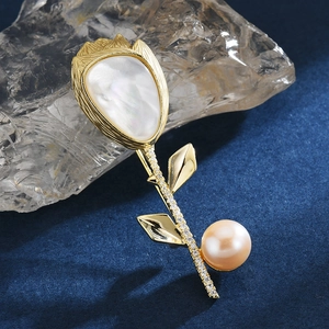 Elegante spilla tulipano in oro con madreperla, intarsi di zirconi e una grande perla tonda