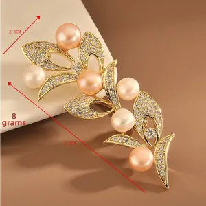 Dettaglio della spilla a foglia di perla con dimensioni 5.3 cm di lunghezza e 2.3